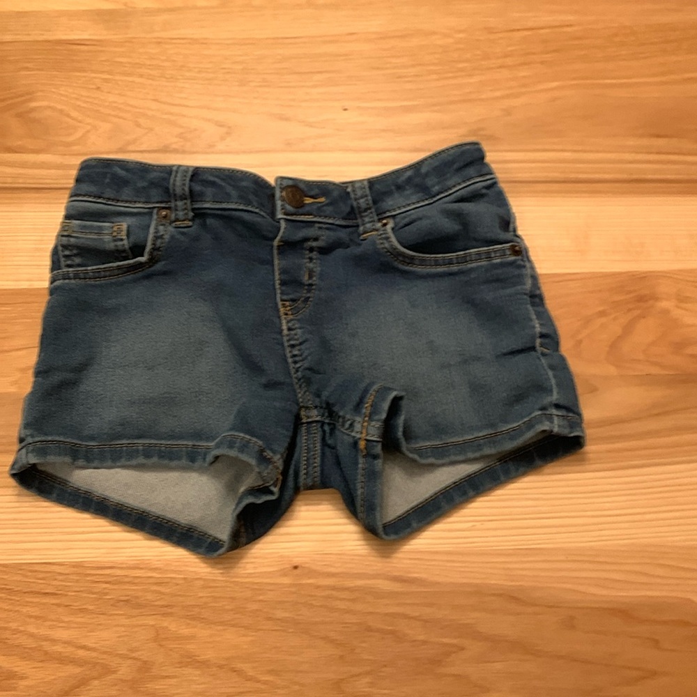 SMOKE FREE HOUSEHOLD.girls cat & jack jean shorts.